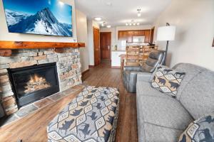 een woonkamer met een bank en een open haard bij Rimfire 150 in Slaty Fork