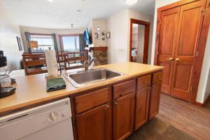 een keuken met een spoelbak en houten kasten bij Rimfire 150 in Slaty Fork