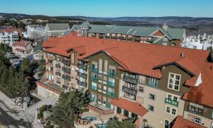 een luchtzicht op een gebouw met rode daken bij Rimfire 150 in Slaty Fork