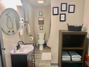 Ένα μπάνιο στο The Modern Blue- Walk to Downtown Prescott +11 φωτογραφίες