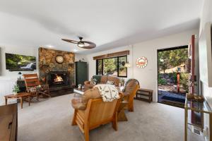 Un lugar para sentarse en Pine Nest Retreat Saloon and Scenic Views