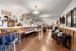 Un lugar para sentarse en Pine Nest Retreat Saloon and Scenic Views