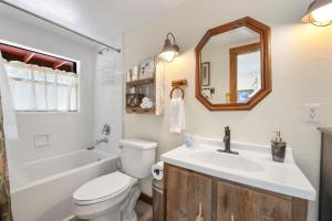 Un baño de Pine Nest Retreat Saloon and Scenic Views 57 fotos más
