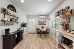 una cucina con un tavolo e una sala da pranzo di Downtown Urban Hideaway New Listing a Prescott Altre 16 foto