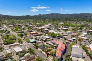 una vista aerea di una città di Downtown Urban Hideaway New Listing a Prescott