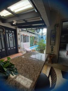 Bazén v ubytování Kitnet Guaíba Casa Nice nebo v jeho okolí