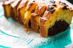 um pedaço de bolo de chocolate num prato em Amati' Design Hotel em Zola Predosa