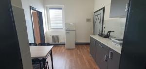 cocina con nevera blanca y suelo de madera en Zimmer 1 von 3 mit Gemeinschaftsbad-Küche, 30min Köln Messe Bahnhof, 5min Leverkusen Bahnhof Zentrum, en Leverkusen