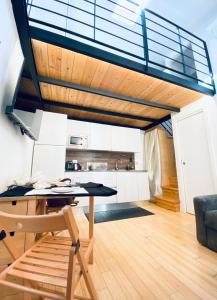 ein Büro mit einem Schreibtisch und einer Glasdecke in der Unterkunft Isola View Bosco Verticale in Mailand