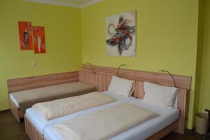 מיטה או מיטות בחדר ב-Kolpingsfamilie Poysdorf