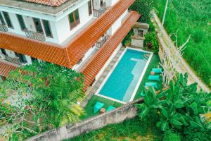 Der Swimmingpool an oder in der Nähe von Starloka Saba Bali Hotel