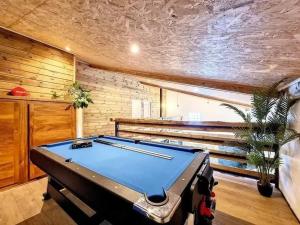 a pool table in the middle of a room at Villa spacieuse avec piscine privée à Le Tampon in Bois Court