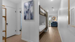 Beachside Condo 13 في شاطئ سانتا روزا: غرفة نوم مع سرير بطابقين في غرفة +41 صورة