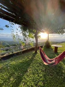 a hammock and a bench on top of a hill at Residencial Encantos Linha Bonita - Vista que acalma, ambiente que encanta! in Gramado