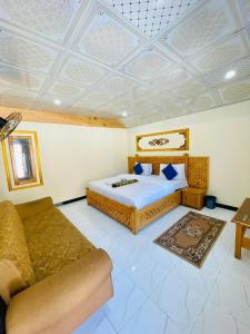 Letto o letti in una camera di Ibex Riverside Cottage Neelum Valley