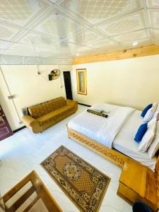 Letto o letti in una camera di Ibex Riverside Cottage Neelum Valley