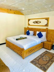 Letto o letti in una camera di Ibex Riverside Cottage Neelum Valley