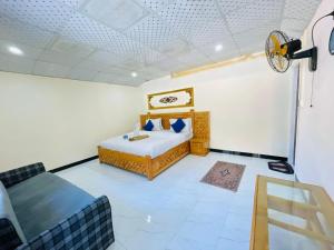 Letto o letti in una camera di Ibex Riverside Cottage Neelum Valley