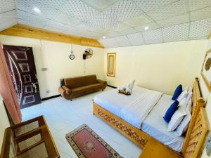 Letto o letti in una camera di Ibex Riverside Cottage Neelum Valley