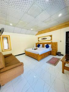 Letto o letti in una camera di Ibex Riverside Cottage Neelum Valley