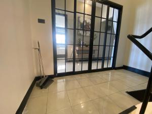 une pièce avec une grande porte vitrée donnant sur un balcon dans l'établissement Wink City 4th Patong, à Patong Beach