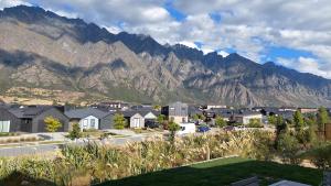 een stad met huizen en bergen op de achtergrond bij Loop the Loop in Queenstown