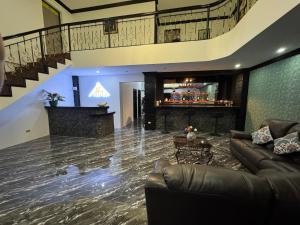 Lapu Lapu CityBZ Hostel Cebu的带沙发和壁炉的客厅
