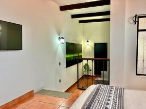Hotel Boutique Casa Catalá的电视和/或娱乐中心