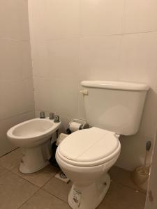 een badkamer met toilet en wastafel bij Monoambiente en pleno CENTRO in Resistencia