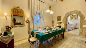 comedor con mesa verde y sillas en Mas de Veroncle, piscine et quiétude à Gordes, en Gordes