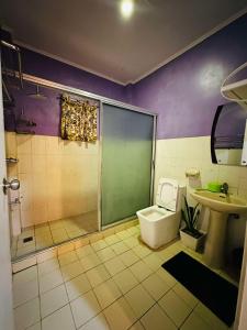 a bathroom with a shower and a toilet and a sink at HOST HOMES near AIRPORT BETA BAYVIEW in Burayan