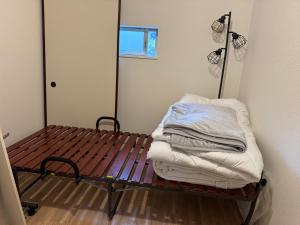 Una cama o camas en una habitación de Self check-in Hostel 5mins from JR Nishi Hiro station