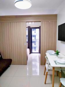 Cozy and Affordable Condo near MOA and Airport with Wifi 069電視和／或娛樂中心