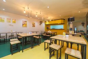 Εστιατόριο ή άλλο μέρος για φαγητό στο RedDoorz at Taman Galaxy Bekasi