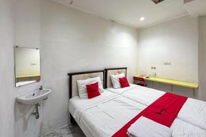 Ένα ή περισσότερα κρεβάτια σε δωμάτιο στο RedDoorz at Taman Galaxy Bekasi