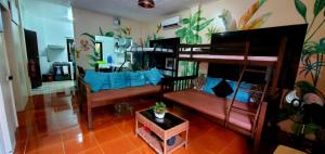 Una sala de estar con dos literas y un sofá. en Panglao Dream Villa, en Panglao