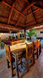 una mesa y sillas de madera bajo un techo de madera en Panglao Dream Villa, en Panglao
