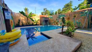 una piscina con un montón de bananas junto a una valla en Panglao Dream Villa, en Panglao
