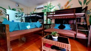 Una sala de estar con dos literas y un sofá. en Panglao Dream Villa, en Panglao 33 fotos más