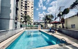a swimming pool on the roof of a building at Apartamento completo Fit Coqueiro 1 Cop 30 in Ananindeua