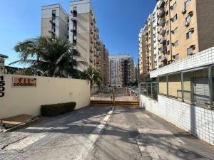 an empty street in a city with tall buildings at Apartamento completo Fit Coqueiro 1 Cop 30 in Ananindeua