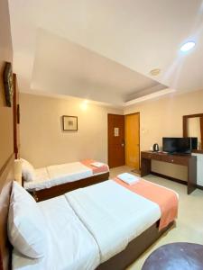Postel nebo postele na pokoji v ubytování Roxas Midtown Hotel