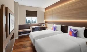 Letto o letti in una camera di FOX Lite Grogol Jakarta