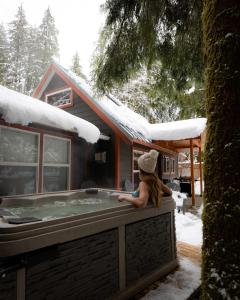 Το Rusty Bridge River Lodge - Hot tub - Fireplace - Firepit τον χειμώνα