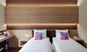 Letto o letti in una camera di FOX Lite Grogol Jakarta