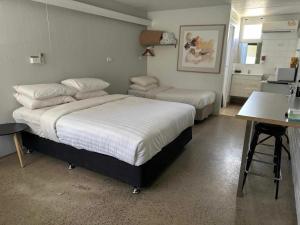 Katil atau katil-katil dalam bilik di Bridgewater Motel Victoria-24 HourCheck-In