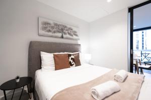 Postel nebo postele na pokoji v ubytování Heart Melbourne Cbd 1bedroom Apartment Balcony