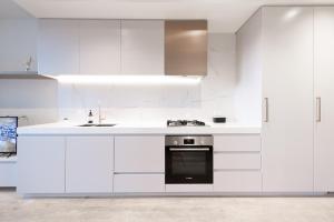 Kuchyň nebo kuchyňský kout v ubytování Heart Melbourne Cbd 1bedroom Apartment Balcony