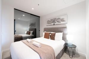 Postel nebo postele na pokoji v ubytování Heart Melbourne Cbd 1bedroom Apartment Balcony