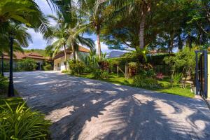 Vườn quanh 6 Bedroom Luxury Villa on Golf Course PH125